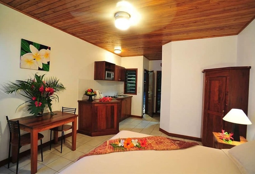 هتل Poppys On The Lagoon