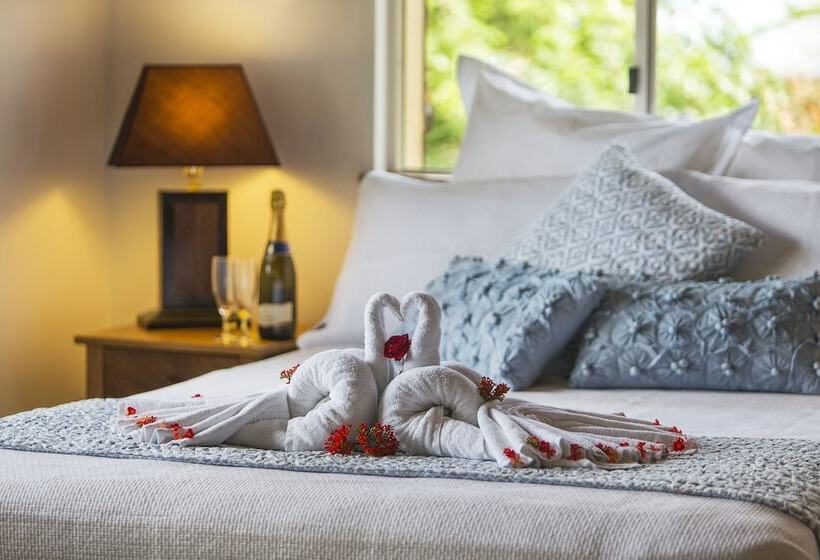 هتل Poppys On The Lagoon