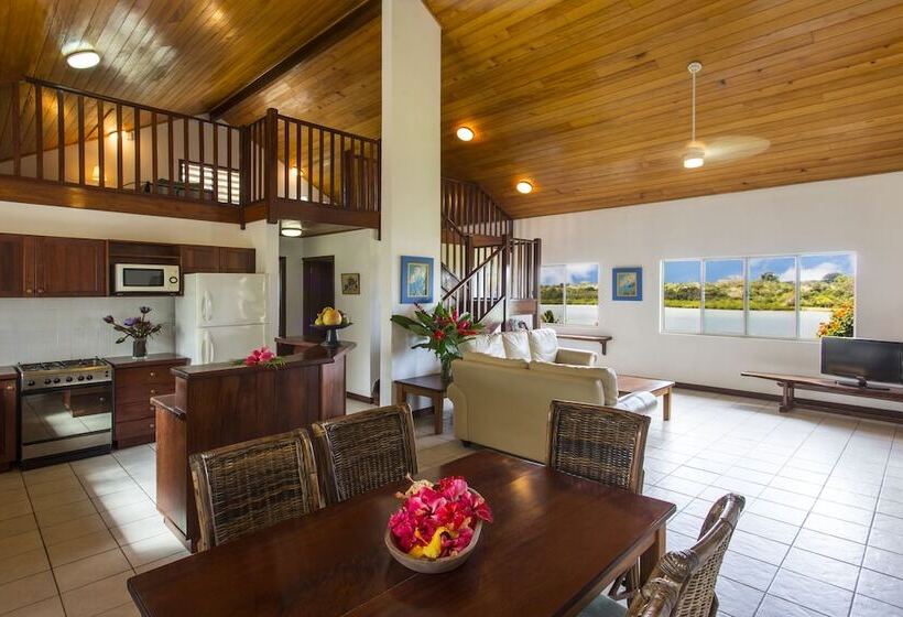 هتل Poppys On The Lagoon