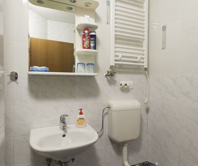 هتل Rooms & Apartments Jana