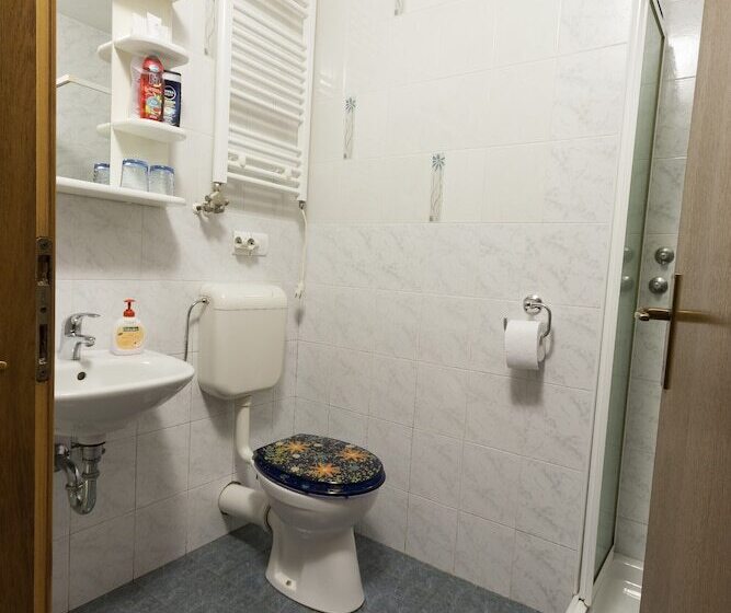 هتل Rooms & Apartments Jana