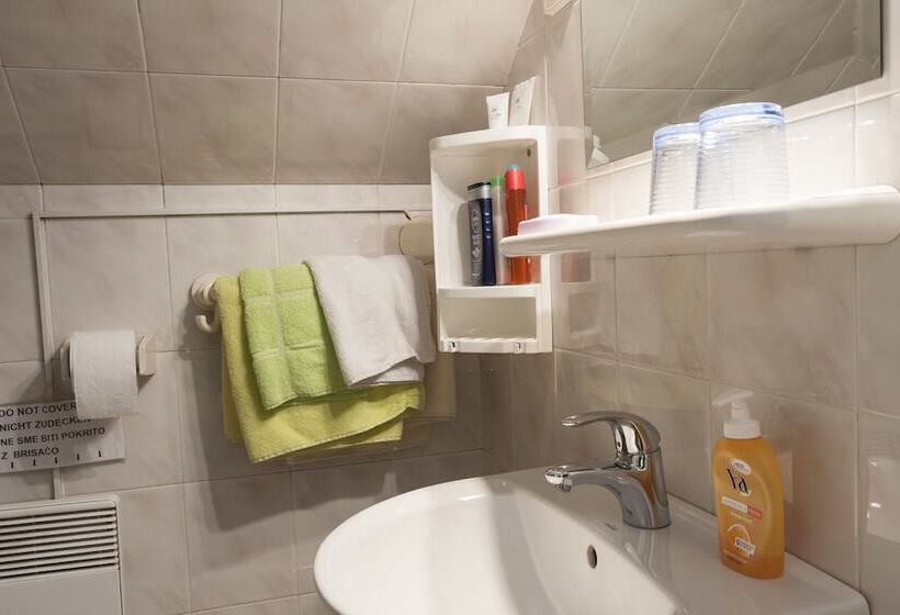 هتل Rooms & Apartments Jana