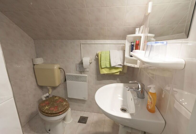 هتل Rooms & Apartments Jana