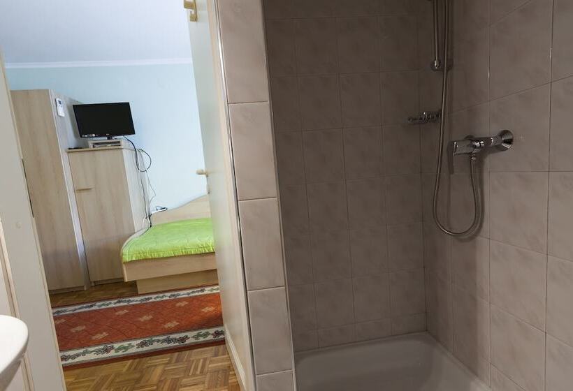 هتل Rooms & Apartments Jana