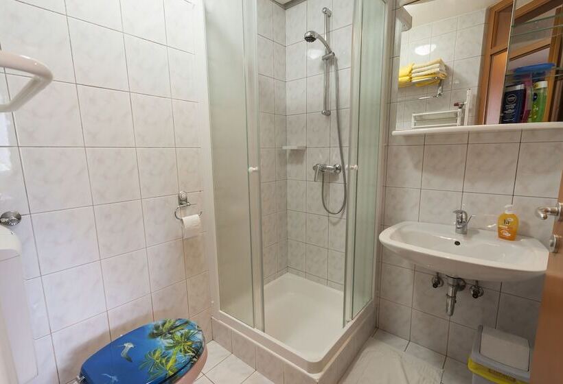 هتل Rooms & Apartments Jana