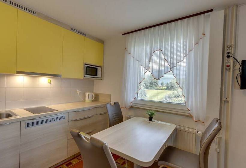 هتل Rooms & Apartments Jana