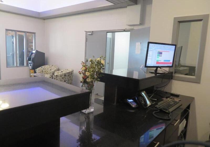 فندق Travelodge By Wyndham Rosetown