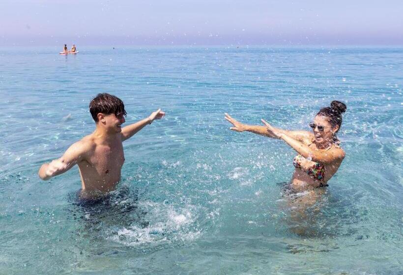 اقامتگاه Park Oasi Resort