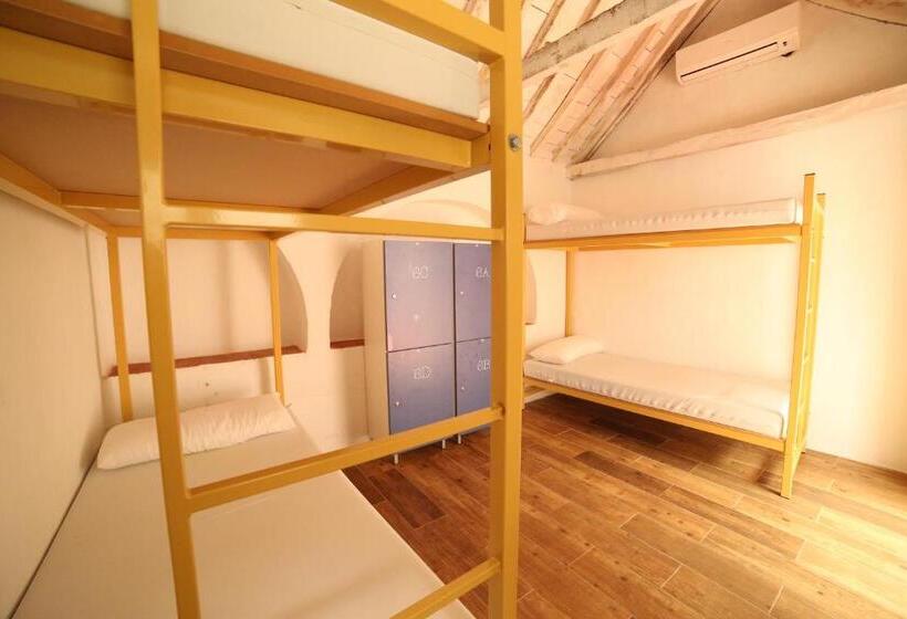 Wake Up In Tarifa Hostel & Restaurant Lounge