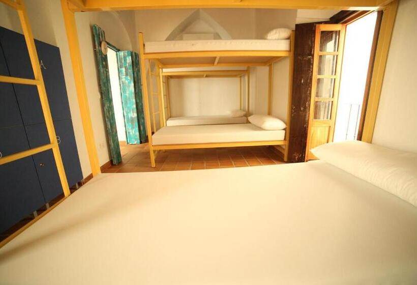 Wake Up In Tarifa Hostel & Restaurant Lounge