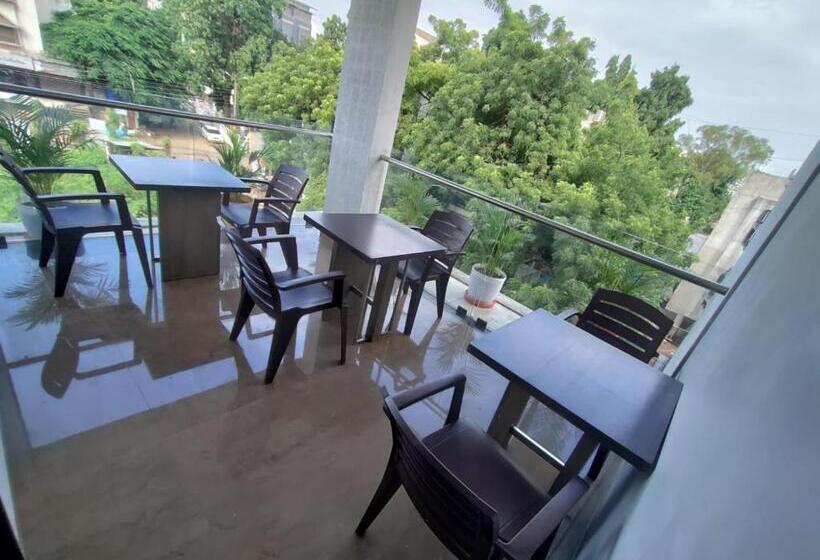 ホテル Dwarka Grand