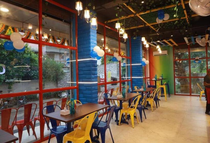 ホテル Dwarka Grand