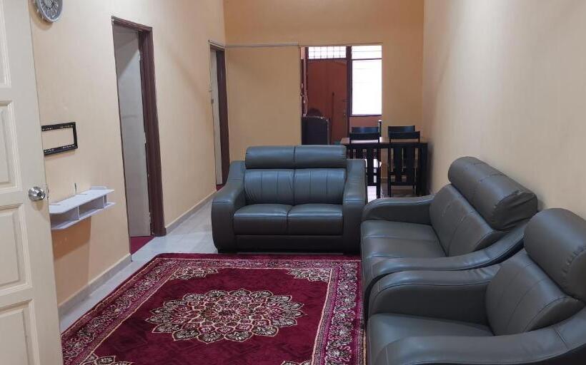 פנסיון Aqiza Home Kuala Krai