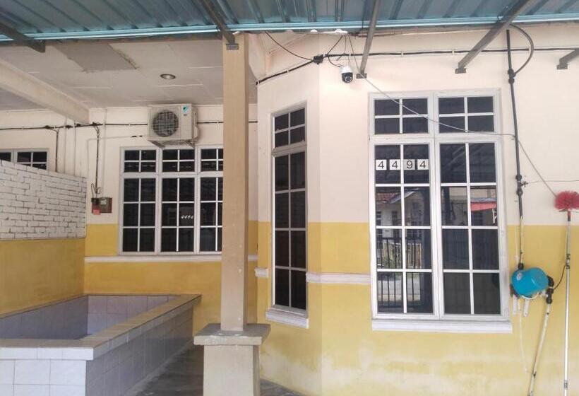 بنسيون Aqiza Home Kuala Krai