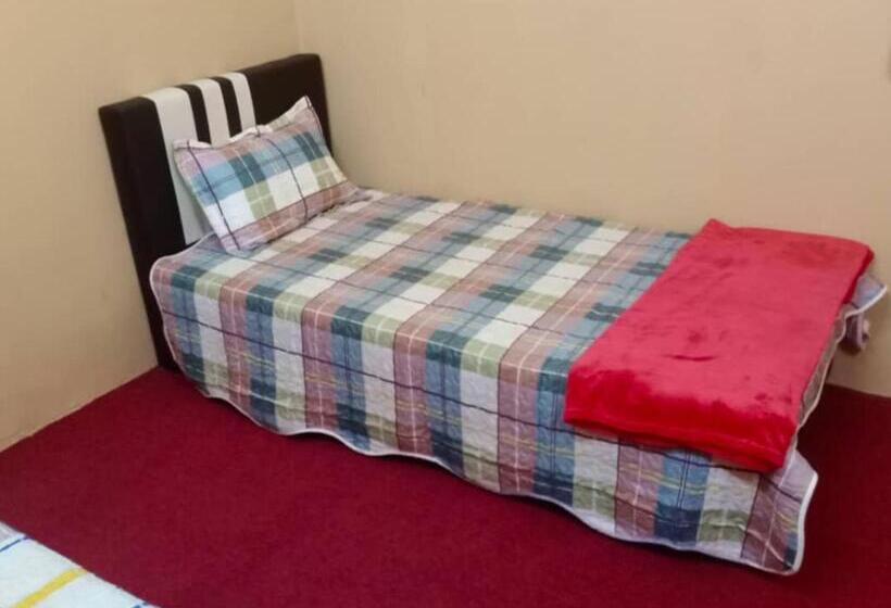بنسيون Aqiza Home Kuala Krai