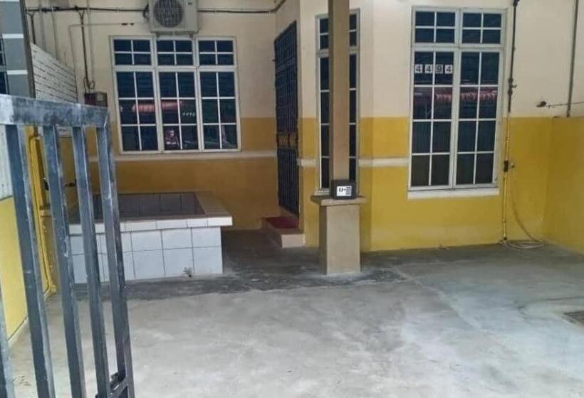 פנסיון Aqiza Home Kuala Krai