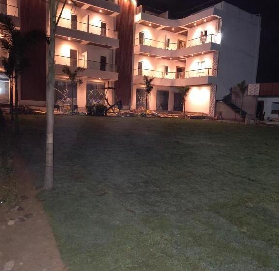 Aks International Hotel And Resort