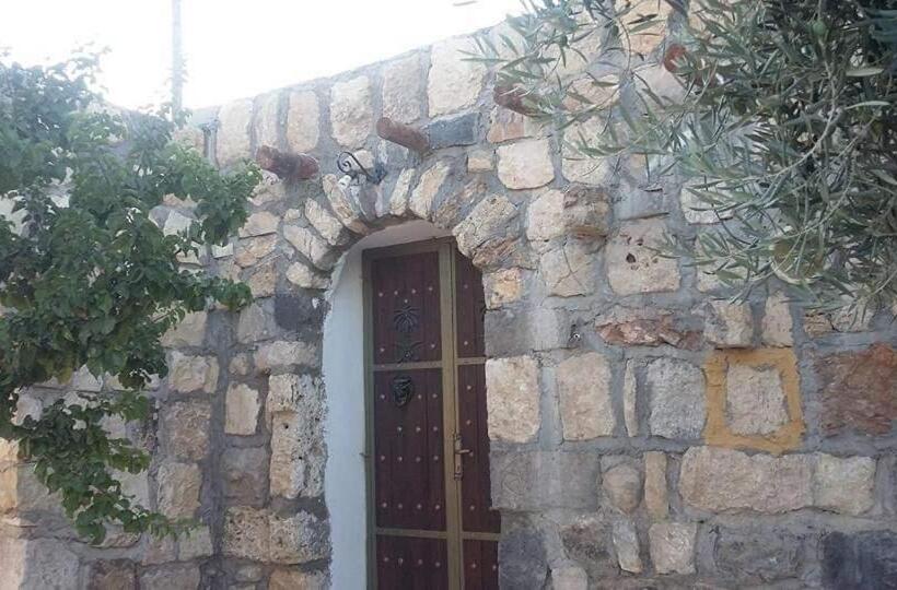 تختخواب و صبحانه Al Karak Countryside And