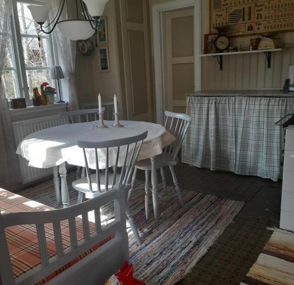 Bed and Breakfast Röda Stugan På Slinken