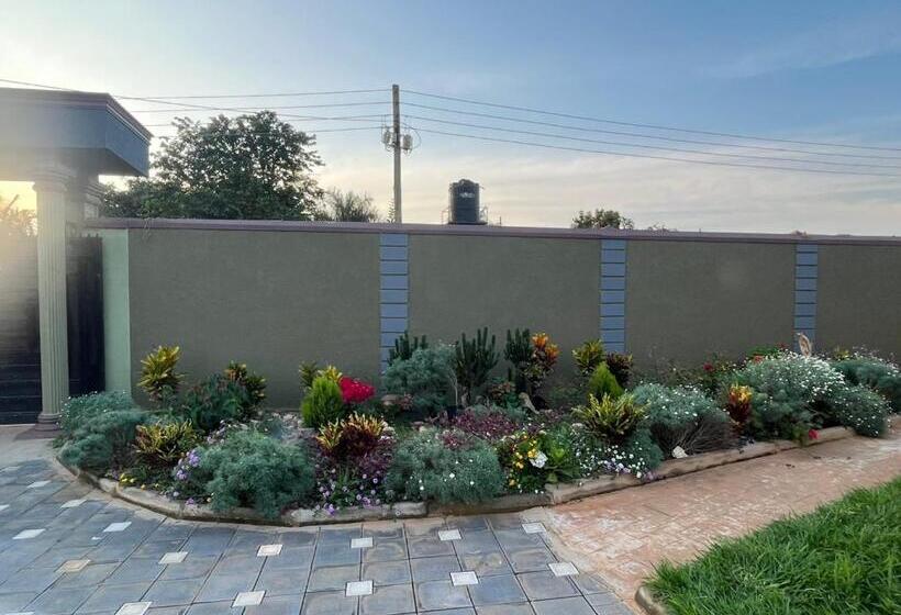 تختخواب و صبحانه Ronald Virtue Apartments