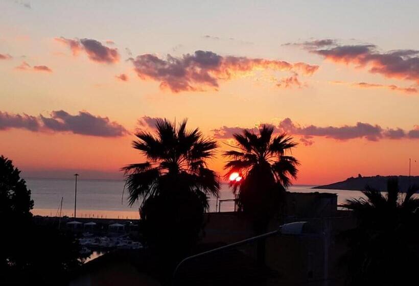 تختخواب و صبحانه Suite Fronte Mare