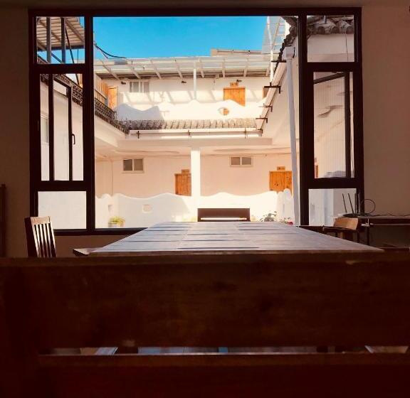 Dali Xiaowenzi International Youth Hostel