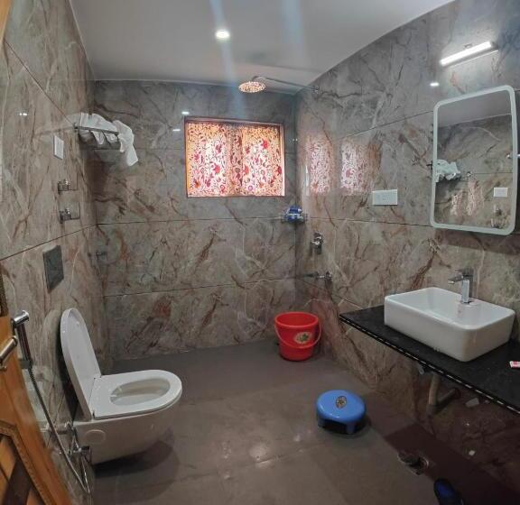 Hotel Crest Plaza Resort