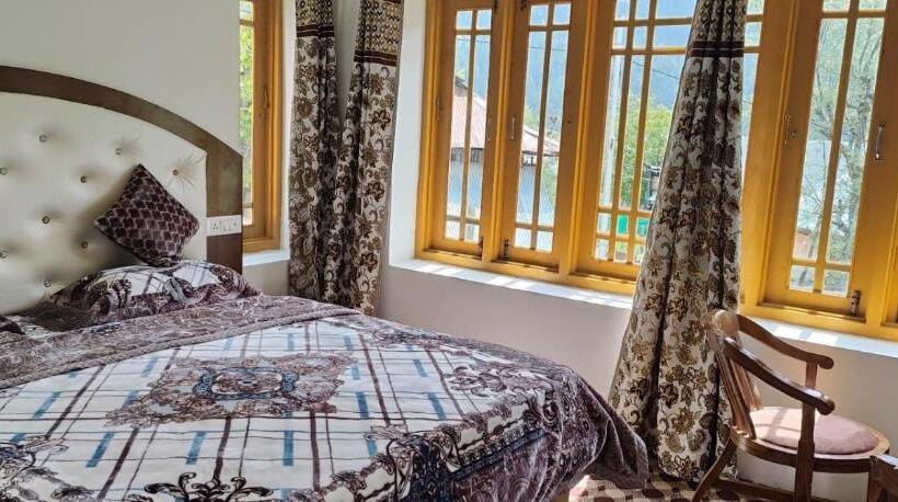 Hotel Crest Plaza Resort