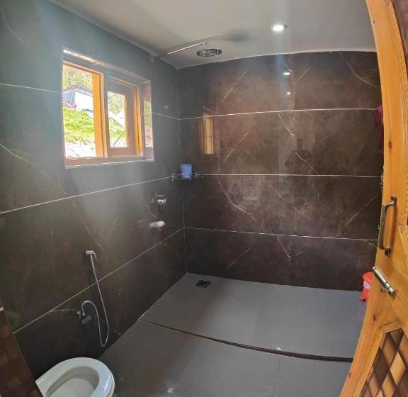 Hotel Crest Plaza Resort