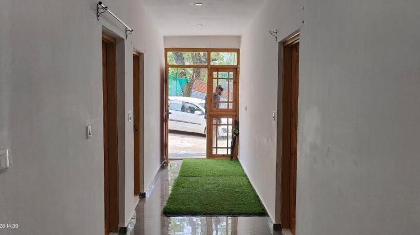 Hotel Crest Plaza Resort