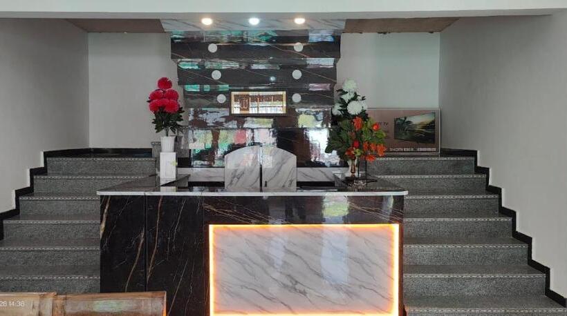 Hotel Crest Plaza Resort