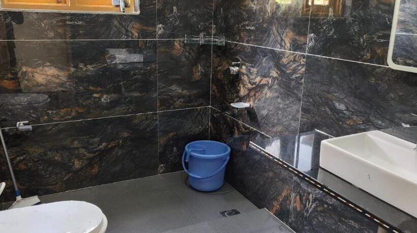 Hotel Crest Plaza Resort