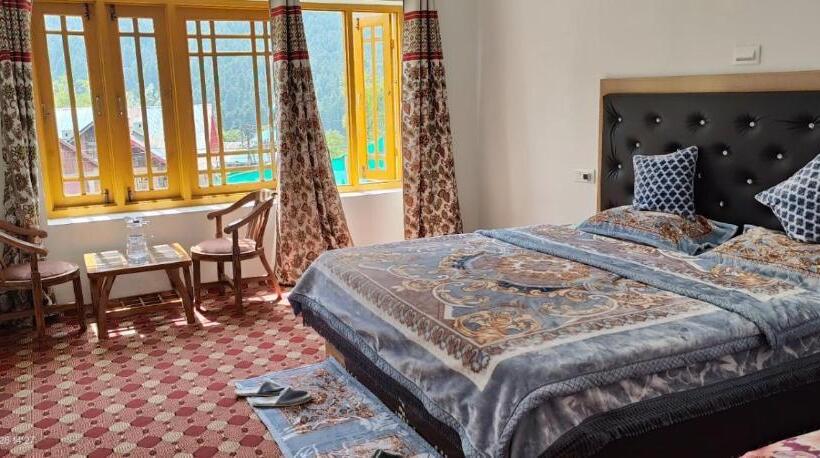 Hotel Crest Plaza Resort