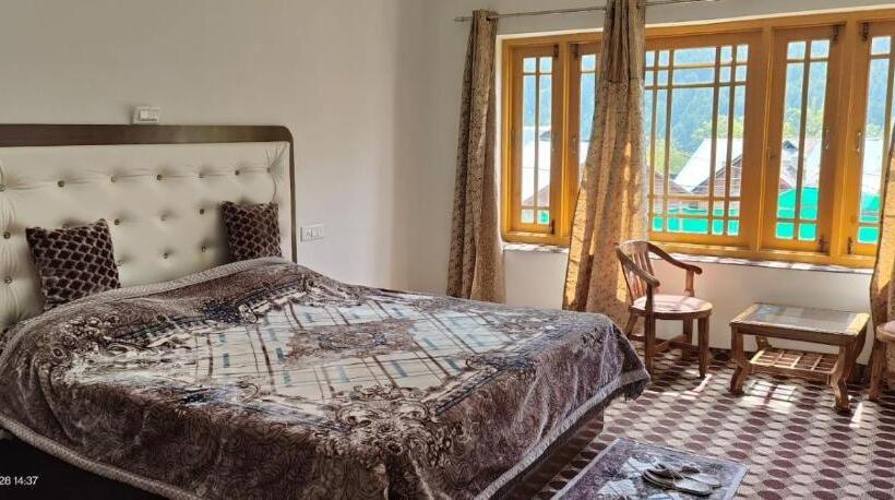 Hotel Crest Plaza Resort