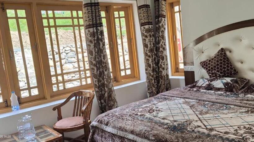 Hotel Crest Plaza Resort