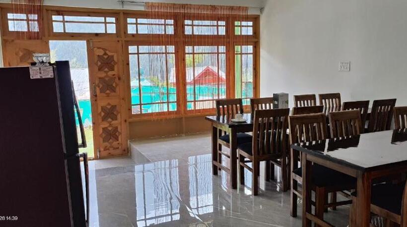 Hotel Crest Plaza Resort