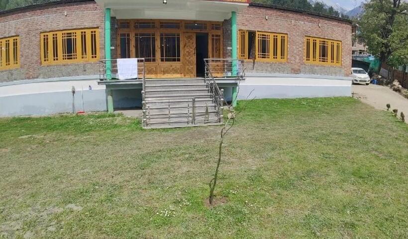 Hotel Crest Plaza Resort