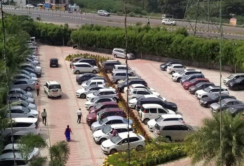 Отель Dwarka Palace Luxury