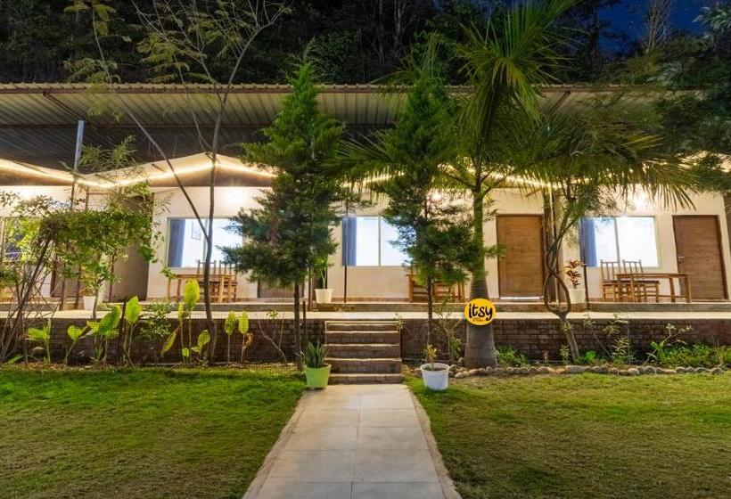 Itsy Hotels Paddler Zone With Bungee Jumping