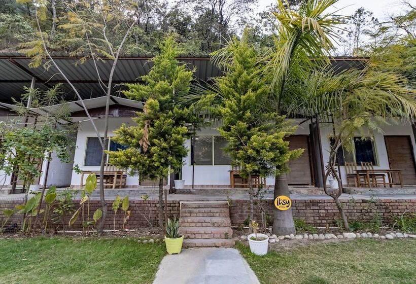 Itsy Hotels Paddler Zone With Bungee Jumping