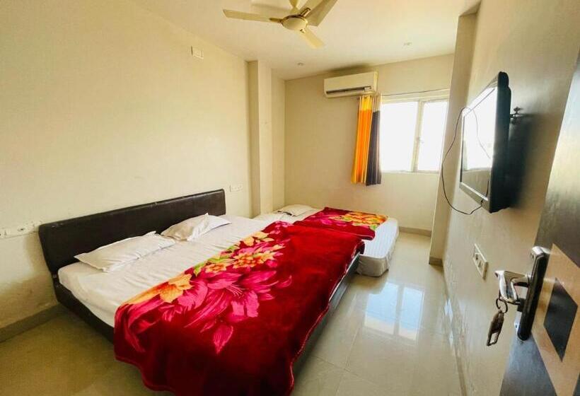 Отель Maa Narmada Palace