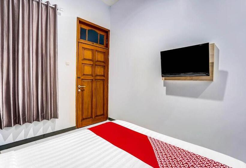 בית מלון כפרי Oyo 90891 Parang Kusumo Residence