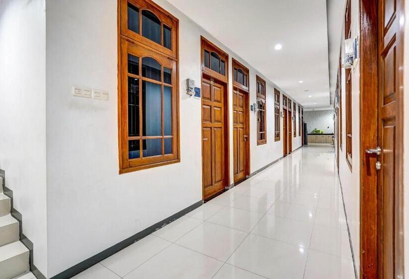 בית מלון כפרי Oyo 90891 Parang Kusumo Residence