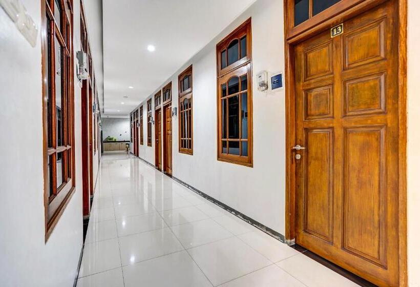 בית מלון כפרי Oyo 90891 Parang Kusumo Residence