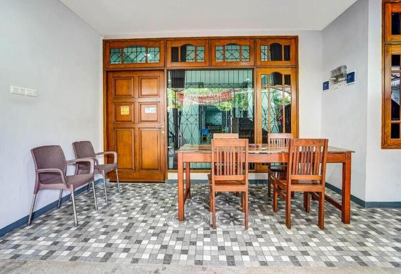 בית מלון כפרי Oyo 90891 Parang Kusumo Residence