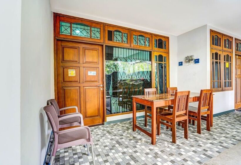 בית מלון כפרי Oyo 90891 Parang Kusumo Residence