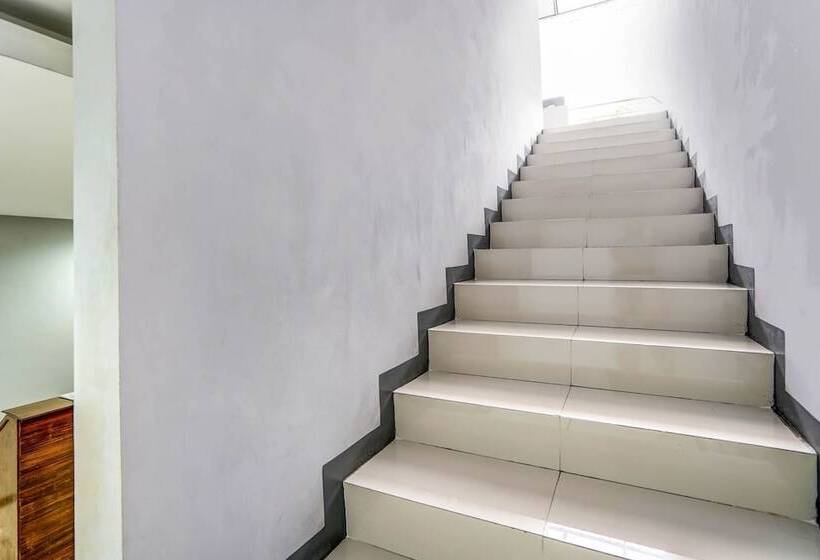 בית מלון כפרי Oyo 90891 Parang Kusumo Residence