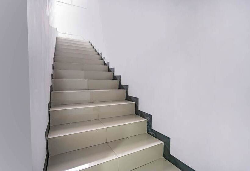 בית מלון כפרי Oyo 90891 Parang Kusumo Residence