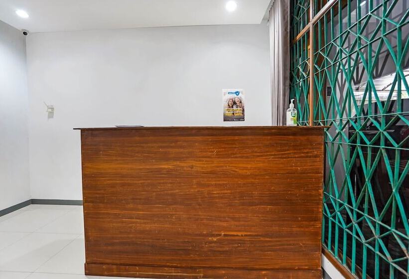 בית מלון כפרי Oyo 90891 Parang Kusumo Residence