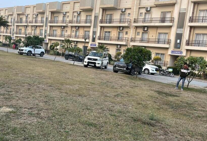 Отель Shiree Radhe Bnd Room